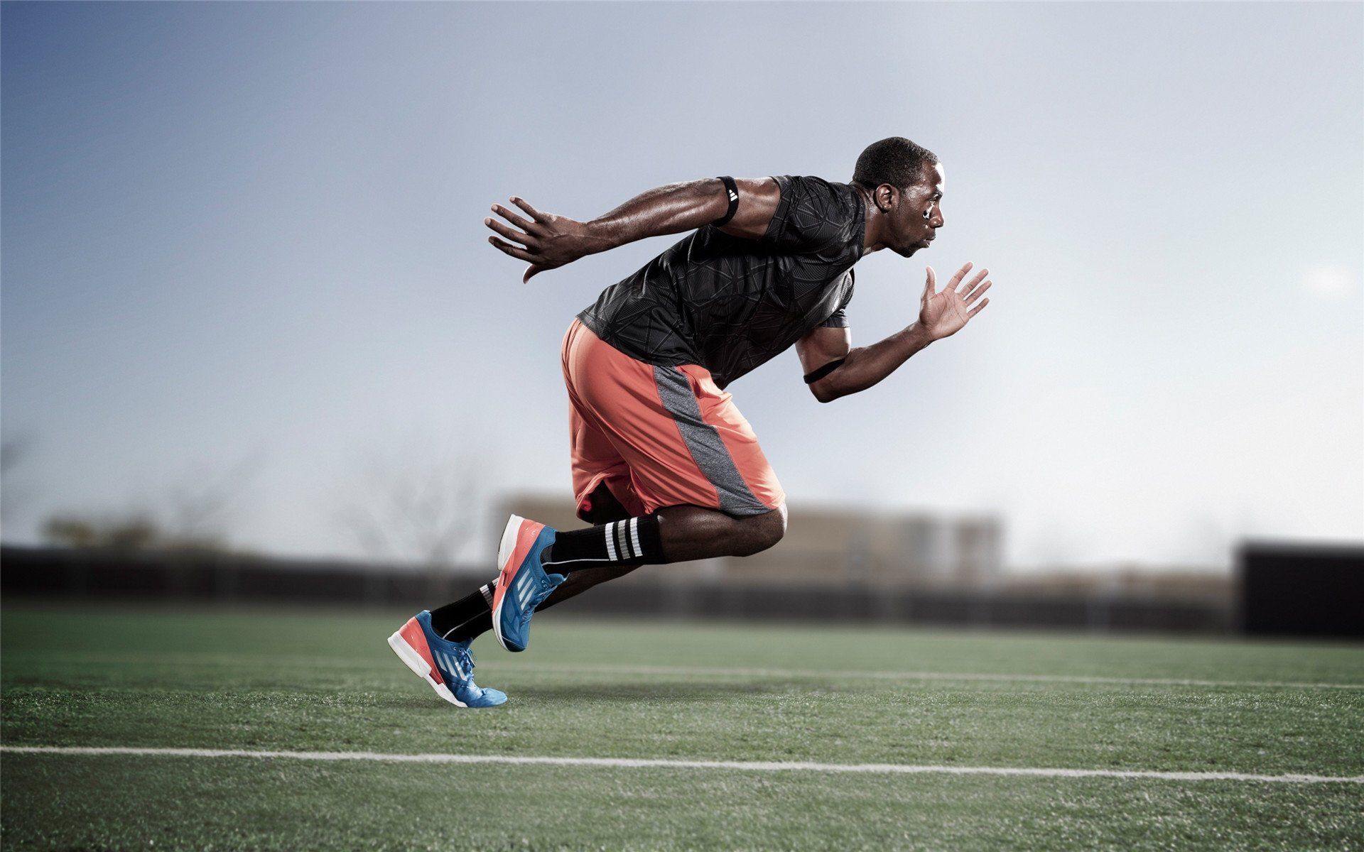 米兰体育官网下载-单后腰支点撑起中场框架，单后腰阵型