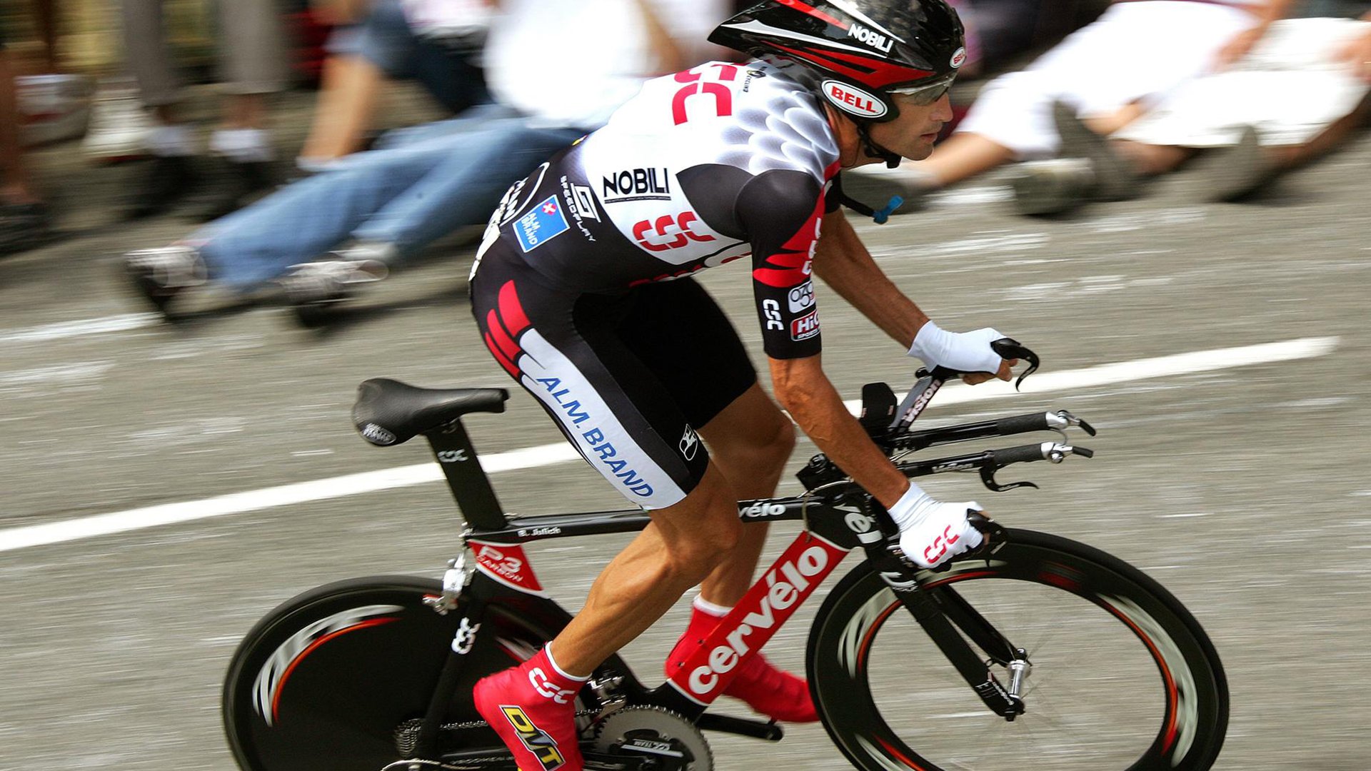 恩比德篮下脚步灵活连续打成高难度进攻，恩比德复出首战砍下24分8板2助3帽